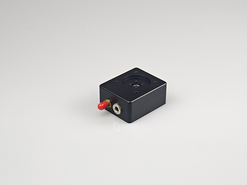 DET20系列光電探測器采用一顆320-1100nm響應(yīng)的Si硅光電二極管，不帶放大電路，適合用于探測mW級(jí)光功率，該系列探測器擁有幾乎無法察覺的噪聲。