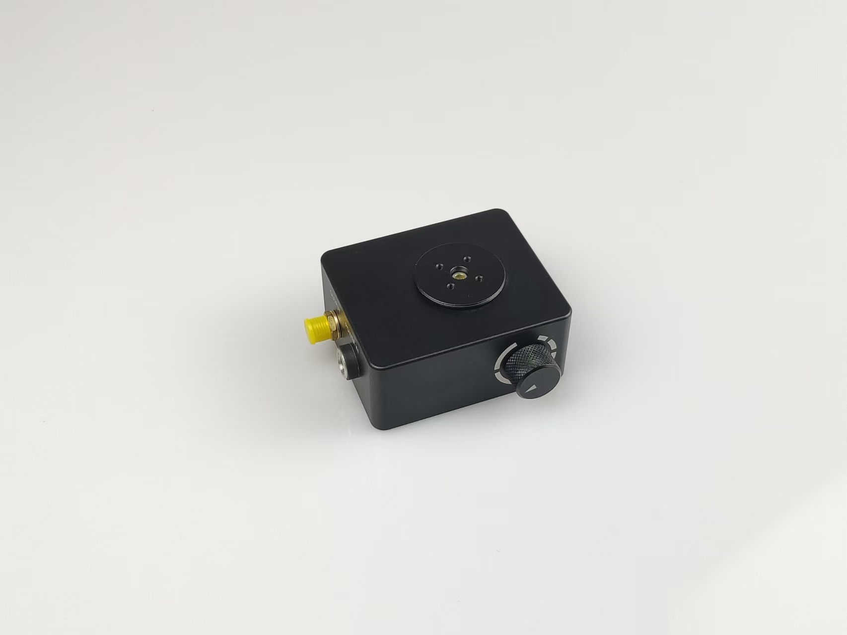 PD510U是一款低噪聲、帶集成放大器的可調(diào)增益硅光電探測(cè)器，適用于自由空間光學(xué)系統(tǒng)。該裝置包括光電二極管、跨阻放大器、驅(qū)動(dòng)級(jí)放大器、射頻連接器等。輸出端使用SMA連接器，以減小尺寸并最大限度的提高頻率響應(yīng)，探測(cè)器帶寬和增益共有八個(gè)檔位。