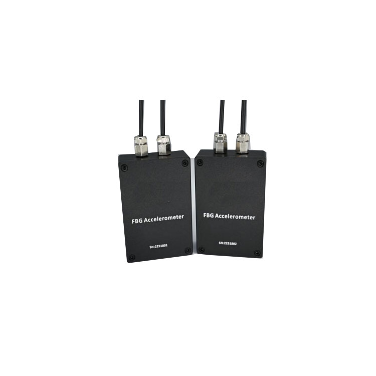 光纖光柵加速度計(jì) FBG-S-A-L-02 將光纖光柵正確封裝后的加速度變化傳遞給光纖光柵，結(jié)合快速光纖光柵解調(diào)技術(shù)，通過(guò)測(cè)量光纖光柵的波長(zhǎng)偏移來(lái)計(jì)算加速度。