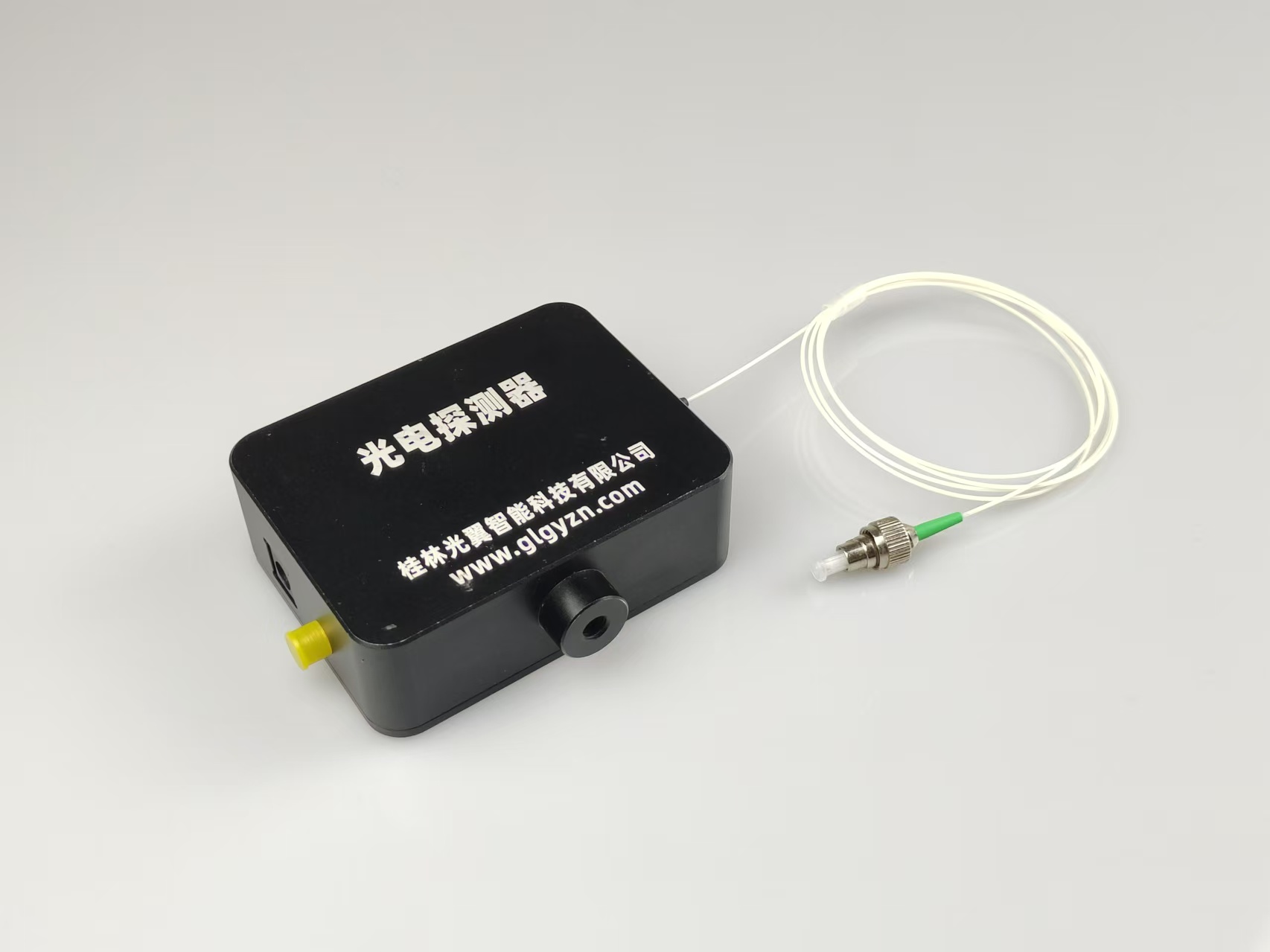 CN-APD20系列提供100%國產化率的雪崩光電探測器模塊，適合用于需全國產化需求的應用和產品。外殼結構可針對應用提供定制化。