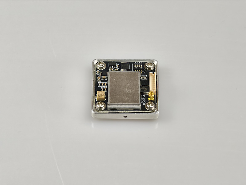 PDAPCB10是一款低噪聲、帶集成放大器的可調(diào)增益硅光電探測(cè)器，適用于自由空間光學(xué)系統(tǒng)。該裝置包括光電二極管、跨阻放大器、驅(qū)動(dòng)級(jí)放大器、射頻連接器等。電路板具有4個(gè)3.2mm通孔，間距為30mm，可以兼容籠式系統(tǒng)或安裝在自定義的外殼和設(shè)備中。