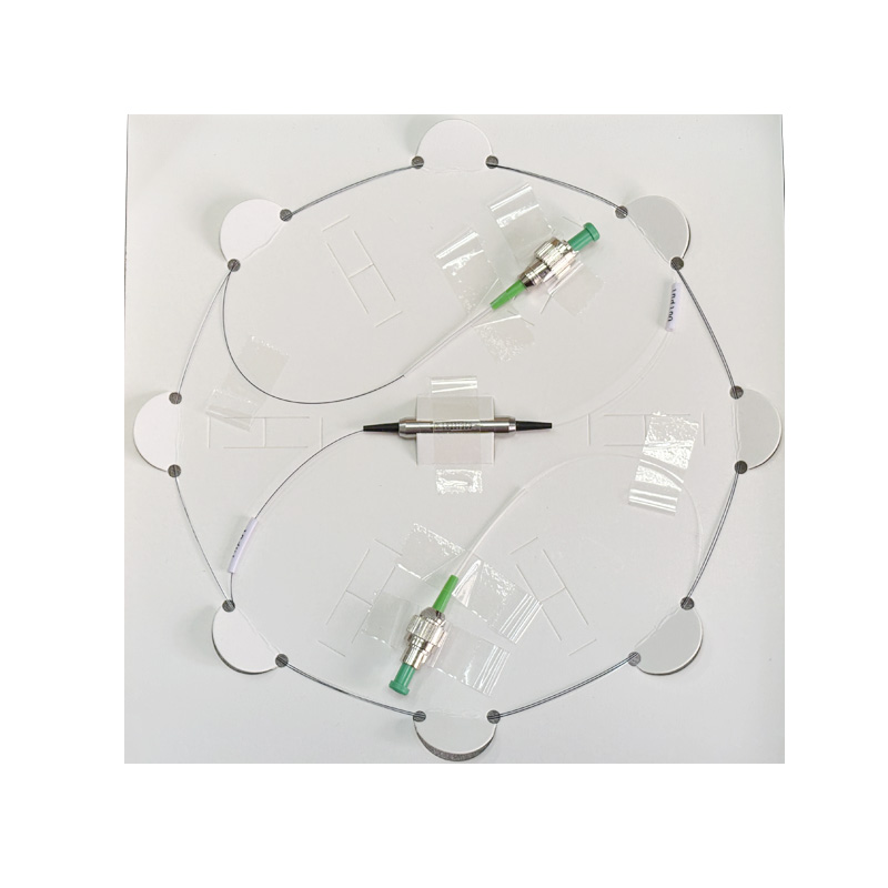 它具有寬工作波長、高隔離度&低插入損耗&低 PDL、高穩(wěn)定性和可靠性等特點，常用于 EDFA&Testing 儀器、發(fā)射機、波分復(fù)用器&DWDM 系統(tǒng)等。